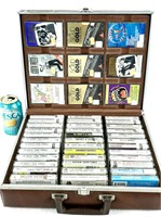Valise vintage avec 45 cassettes variées 50's 60's