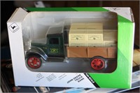 ERTL 1:34 DIECAST JOHN DEERE TRUCK BANK