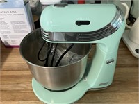 Dash Stand up mixer 10 inches tall, Oster