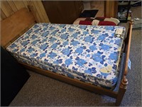 Twin bed, mattress, box spring & lamp 32" t