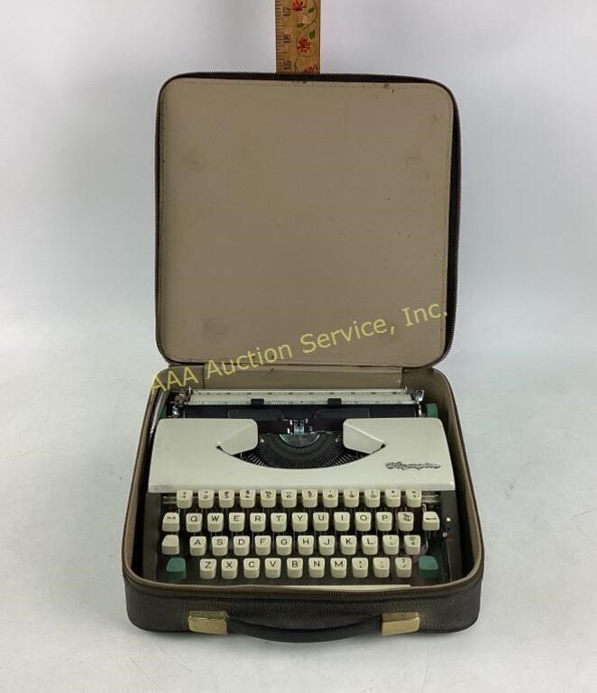 Olympia De Luxe Typewriter please see photos