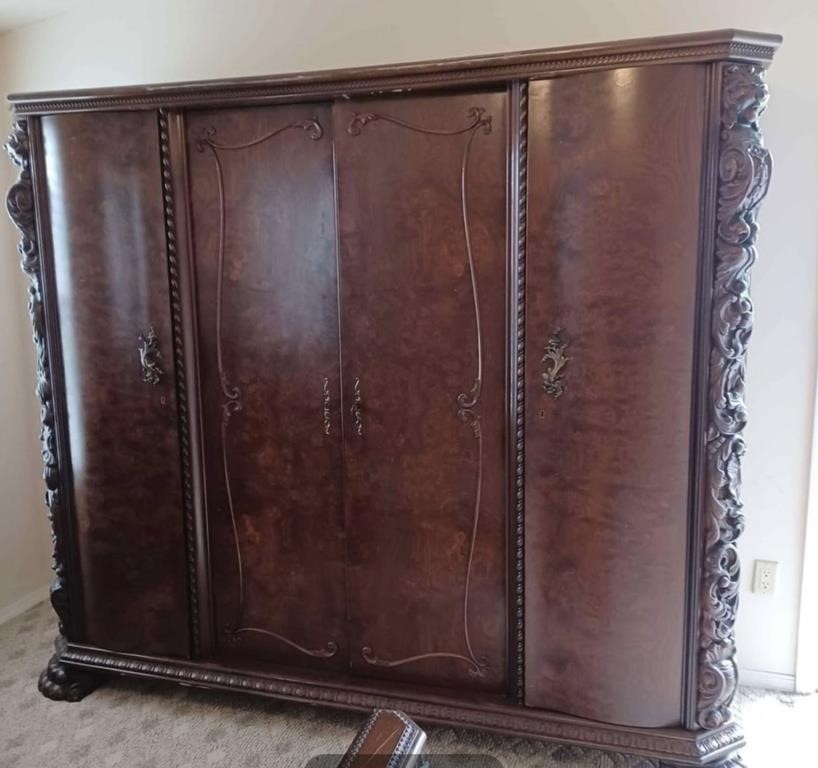 Large Wardrobe/Amoire Cabinet! Huge Amount of