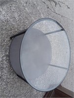 Table, structure en métal, dessus en verre
