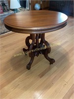 Oval top solid walnut Victorian parlor table very