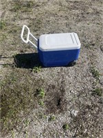 Igloo cooler with handle and wheels