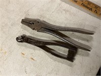 2 pairs of vintage pliers