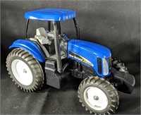 1:16 Scale New Holland TG285 Die Cast Tractor