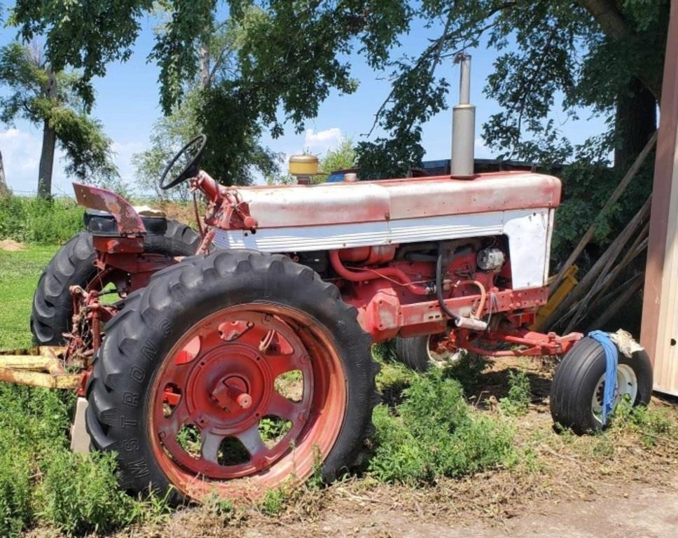 560 international gas tractor wide front engine