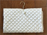 WHITE SATEEN QUILTED JEWELRY TRAVEL BAG.