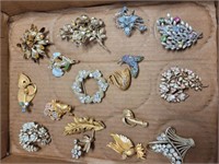 TRAY OF DECORATIVE BROOCHES,
