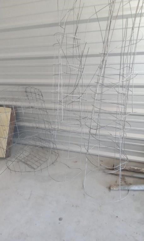 7 TOMATO CAGES & WIRE