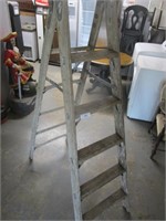 Wooden 6' Step Ladder