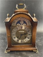 Bulova vintage 2 jewels mantel clock, with key in