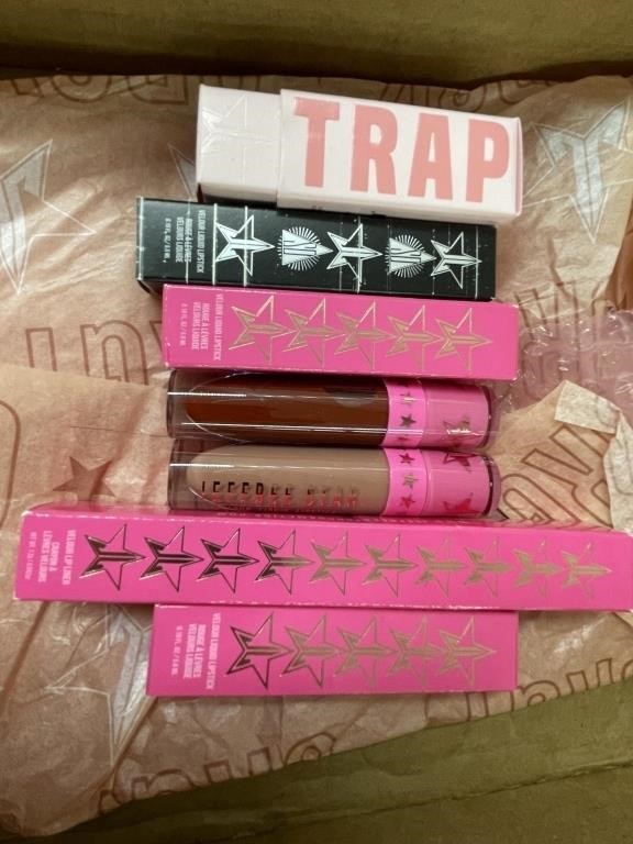 Flat with Jeffree star cosmetics