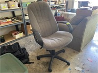 Large office chair (missing a screw)