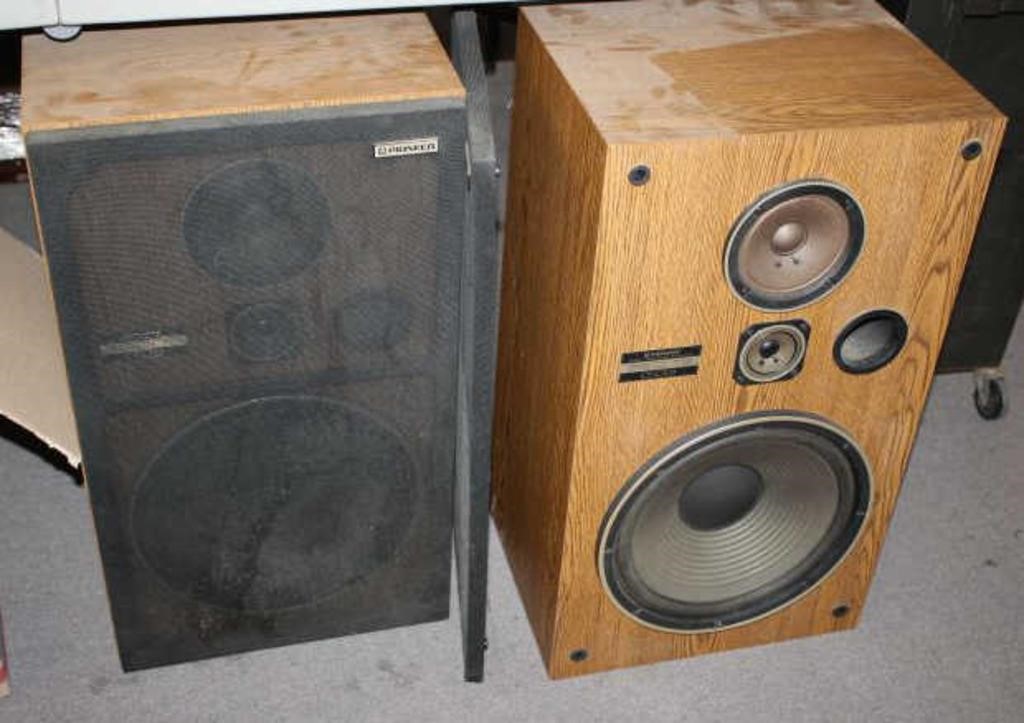 PAIR OF PIONEER CS-C303 FLOOR SPEAKERS