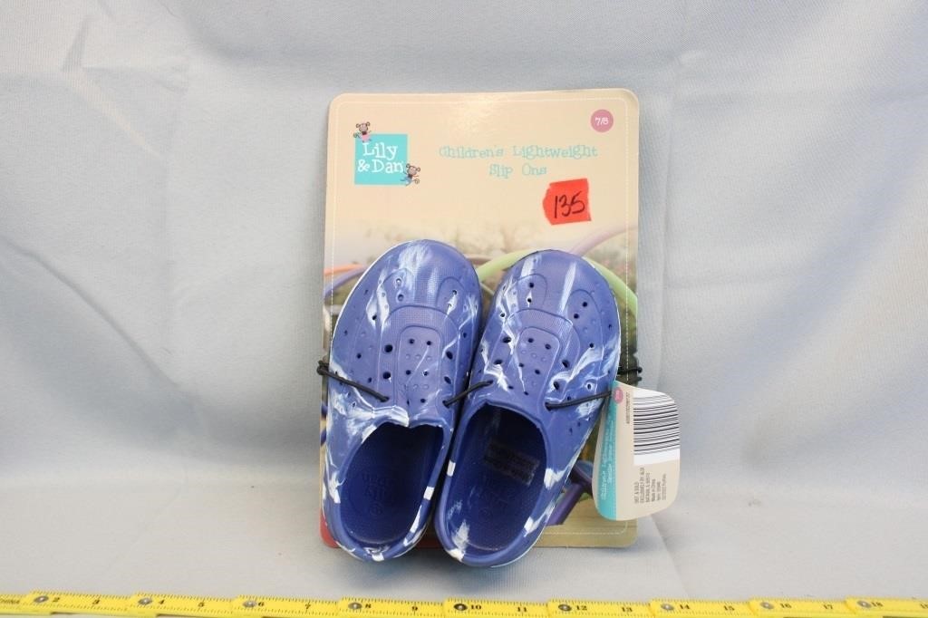 NEW KIDS SHOES SIZE  7/8