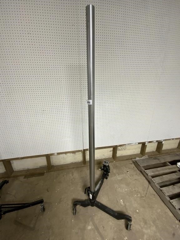 6 ft studio rolling stand with majestic model