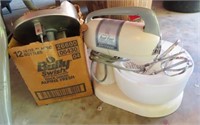 VINTAGE DORMEYER "FOOD FIXER" STAND MIXER WITH