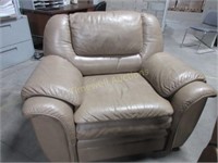 Tan bonded leather extra-wide chair