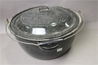 ENAMELWARE COVERED COOKING POT WITH HANDLE