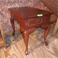 LESTERS END TABLE W/ DRAWER 18 1/4 x 27 x 24