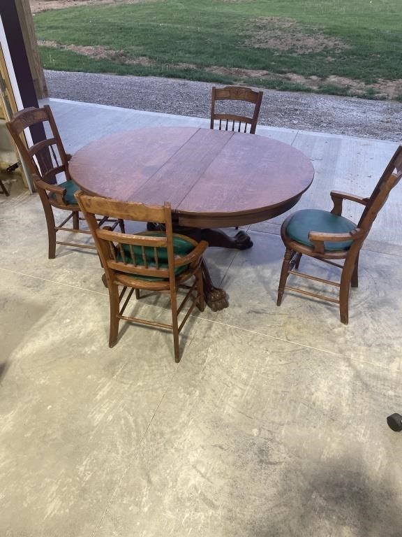 Antique oak table and 4 chairs needs refinished