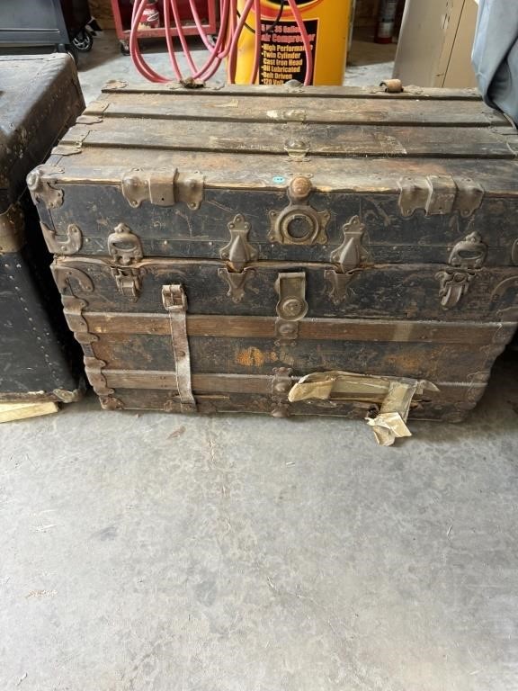 VINTAGE WOODEN TRUNK