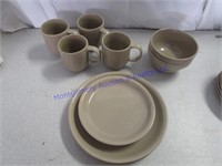 SET OF 8 DISHES