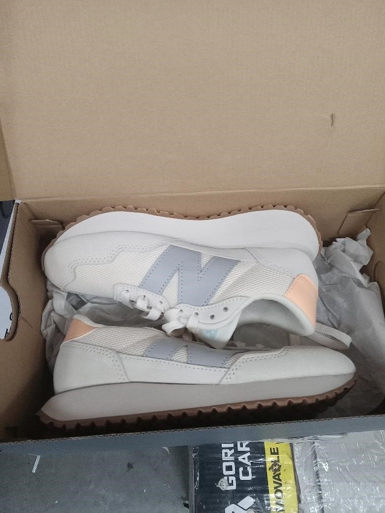 $80  New Balance Women's 237  size 5.5 Angora/Hazy