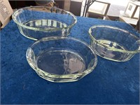 3 pcs Pyrex bowls. (Med bowl has small chip)