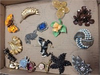 TRAY OF BROOCHES AND NECKLACE