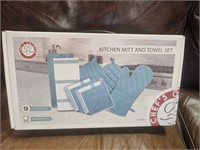 9 Piece Kitche Mitt / Towel Set - New in Box