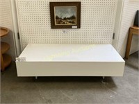 MODERN WHITE LACQUERED COFFEE TABLE