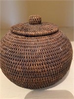 SMALL ROUNDED BASKET WITH LID