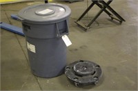 Brute Rubber Maid Trash Can On Wheels