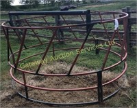 Round bale feeder.