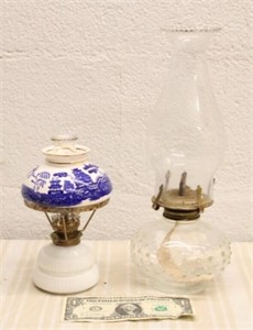 (2) OIL LAMPS: (1) BLUE WILLOW STYLE SHADE