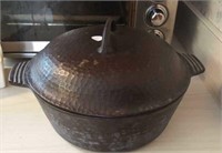Cast iron Dutch oven with lid no name