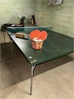Ping-pong table w/ paddles & balls