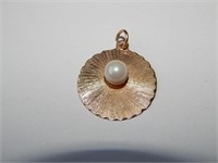 14k Gold Charm with Pearl 1.51g