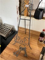 Small easel and decorative keys