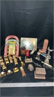 Various metal miniatures, plastic horseshoes,