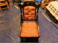 Chaise antique  en bois 41"haut besoin d'amour