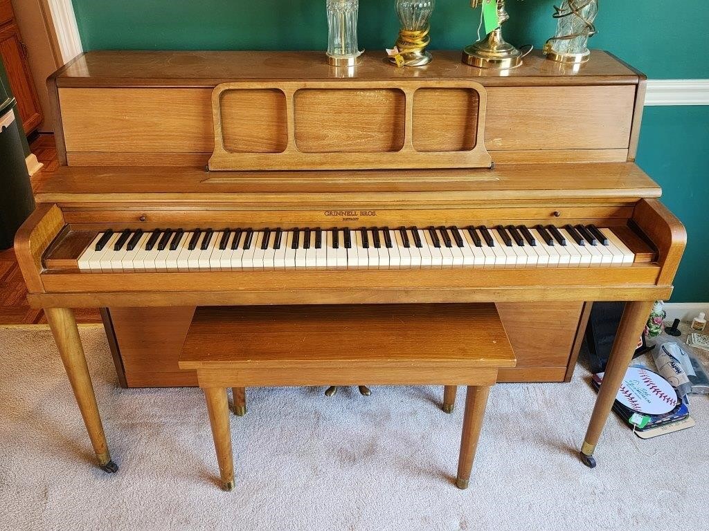 Grinnell Maple Console Piano with Bench