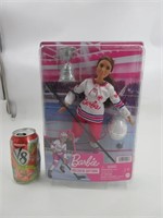 Poupée Barbie joueuse de hockey neuve