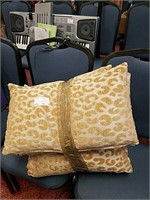 4 decorative pillows