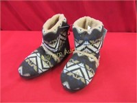 New Muk Luks Size L 9/10-Rubber Sole Slippers