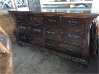 BROYHILL DRESSER W /MIRROR & W/ 7 DRAWERS