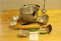 Assorted vintage kitchen items